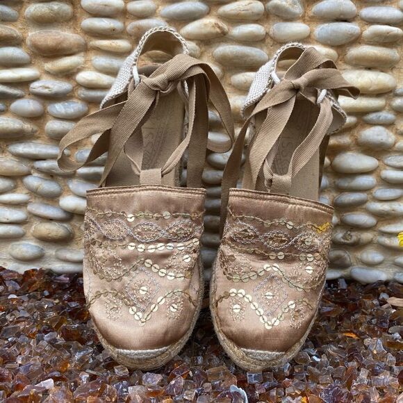 HOT KISS SPARKLY GOLD WEDGE HEEL ESPADRILLES Sz 7 with wrap around tie straps. - Picture 1 of 7